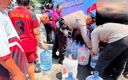 Brimob Polda Jatim Salurkan 37.000 Liter Air Bersih untuk Warga Terdampak Kemarau